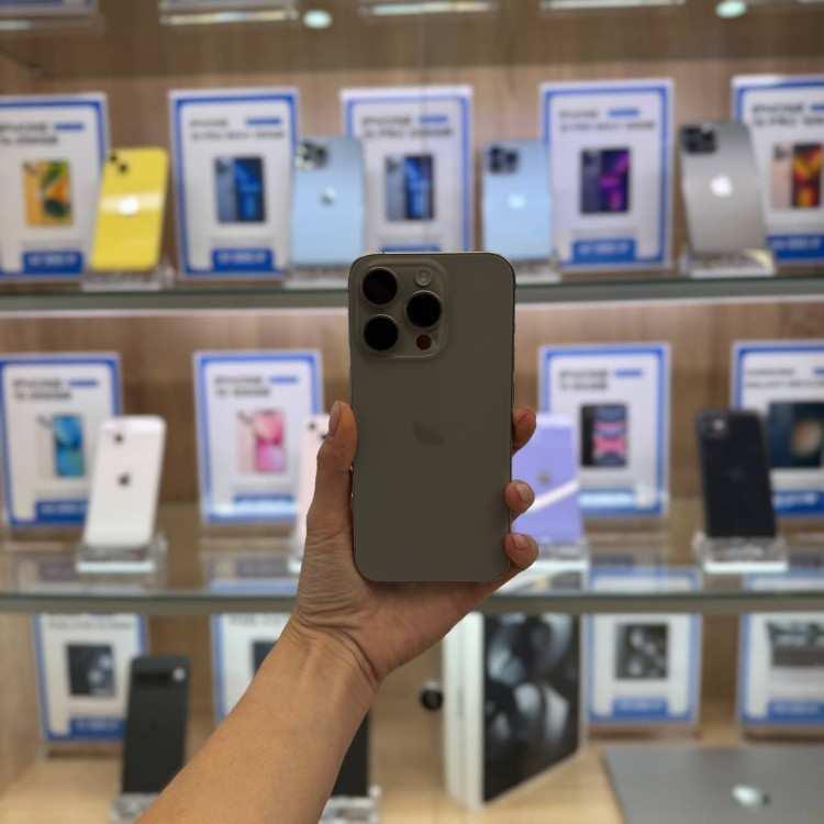 Б/У Смартфон Apple iPhone 15 Pro 256GB Титан (Natural Titanium) nano SIM + eSIM