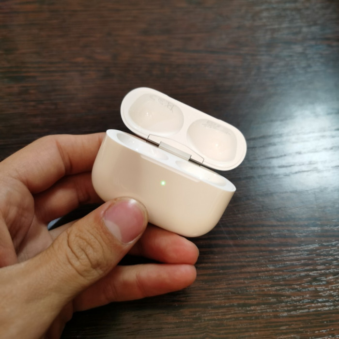 Б/у Зарядный кейс для Apple AirPods Pro